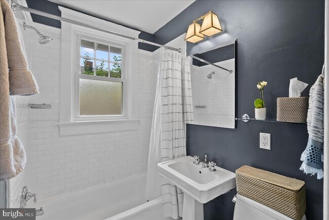 Building Photo - 23 E Walnut St