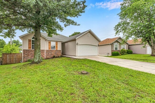 Building Photo - NIXA-5 Bed, 3 bath REMODELED Home | Walkout BASEMENT | Neighborhood Park | Fenced Yard | PETS Wel...