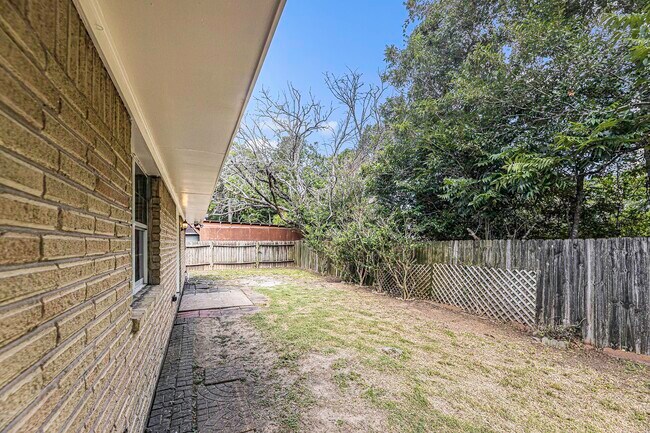 Building Photo - 1026 Lobitt St