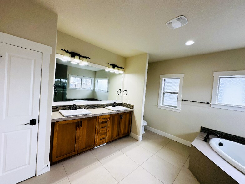 Building Photo - 14660 NW Delia St