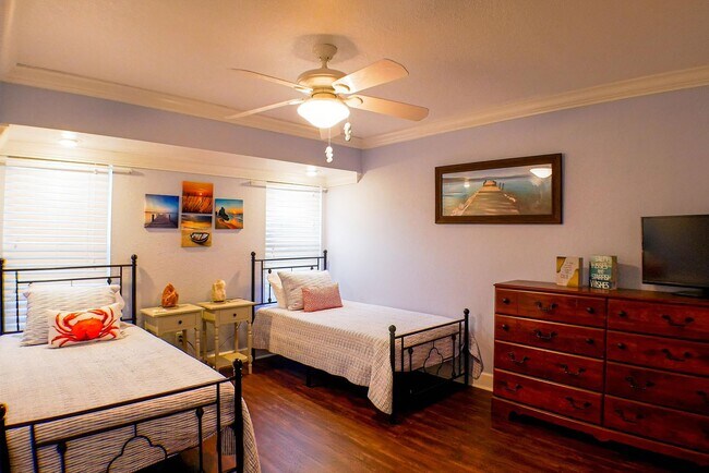 Building Photo - Beautifully updated 3-bedroom, 2-bathroom fence yard home in Fort Myers