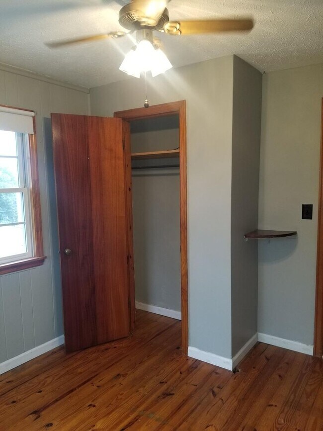 Building Photo - 206 Norwood Dr