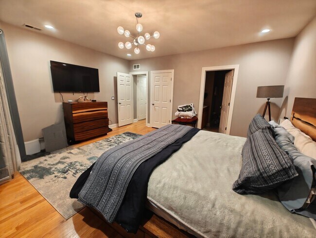 Building Photo - 4662 N Winthrop Ave