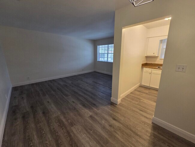 Building Photo - 1810 NE 56th St