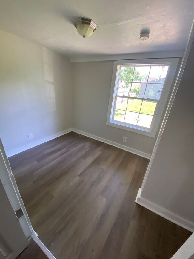 Building Photo - CLEVES - Adorable fresh tiny home w fenced...