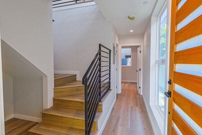 Building Photo - 2332 Carmona Ave