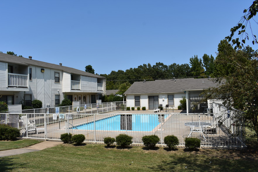 Pool - Forest Oaks Apartments