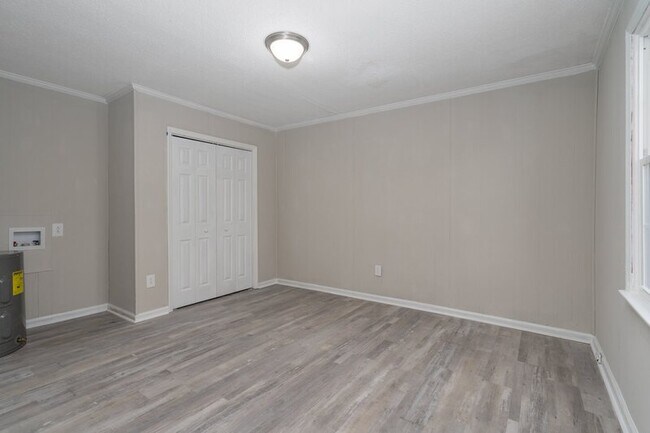 Building Photo - 916 E Raleigh Blvd