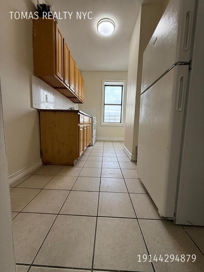 Building Photo - 710 E 235th St