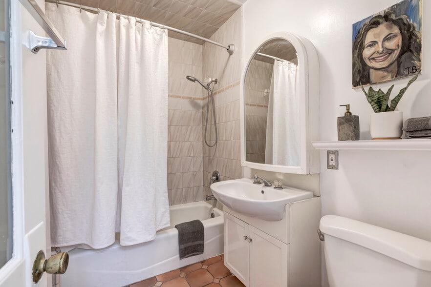 Building Photo - 2427 N Gower St