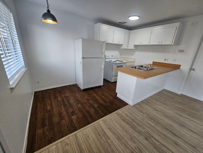 Building Photo - 1 Bedroom 1 Bath Triplex Unit in Los Molinos!