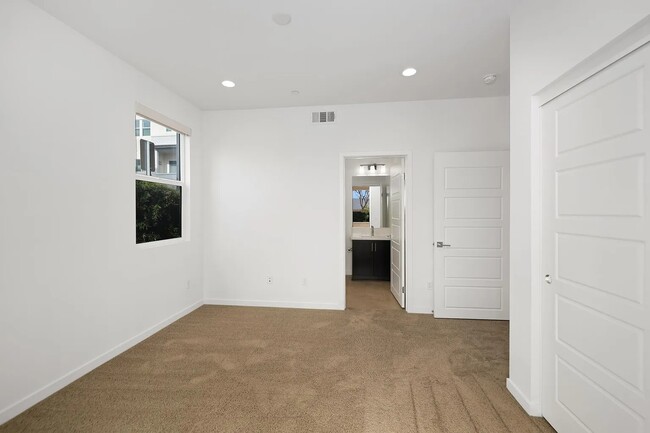 Building Photo - 370 Broadway Dr