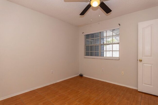 Building Photo - 2bedroom 2 bath townhouse with 2 car garage