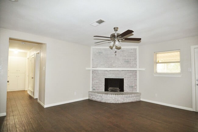 Building Photo - Beautiful spacious home in Hurst!
