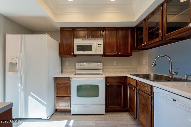Building Photo - 815 E Grovers Ave