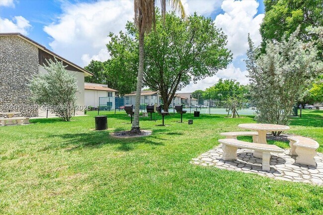 Building Photo - 124 S Laurel Dr
