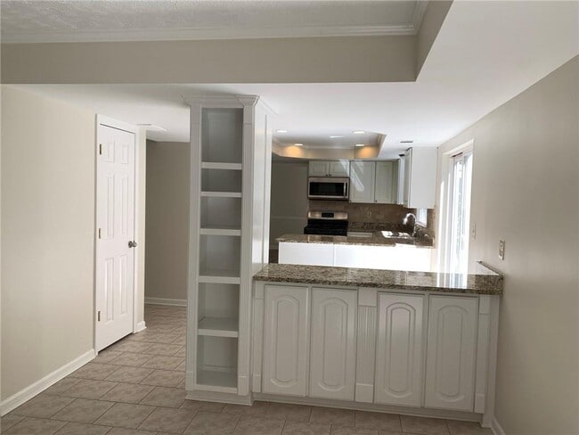 Building Photo - 4536 Woodlawn Lake Dr