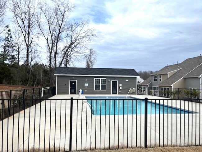 Building Photo - ~~ Charming Townhome w/Bonus Room in Meban...
