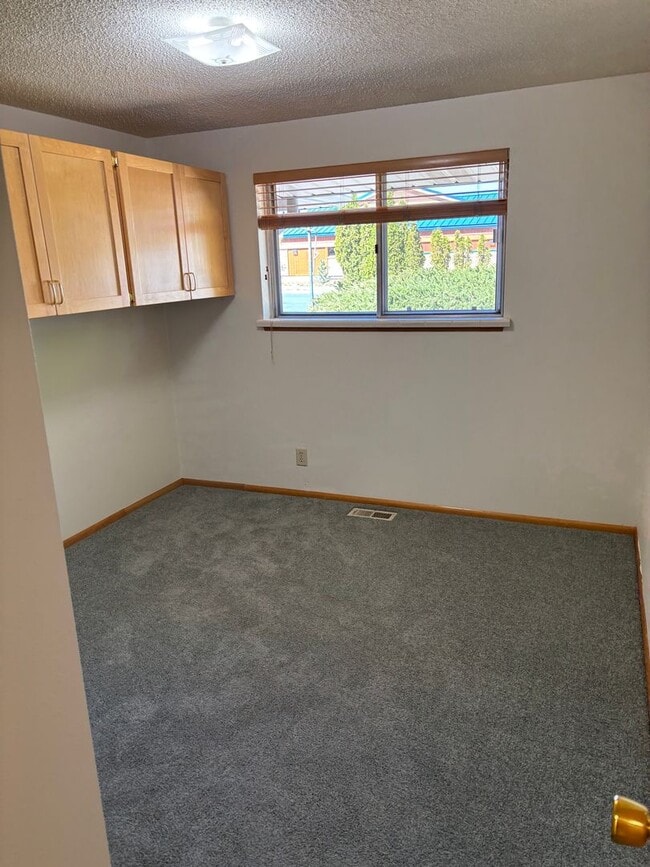 Building Photo - Riverfront home!!!! 3 Bedroom near downtow...