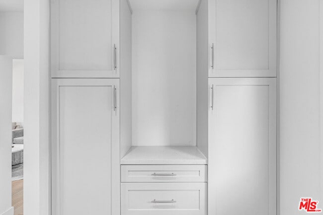 Building Photo - 3935 Kentucky Dr