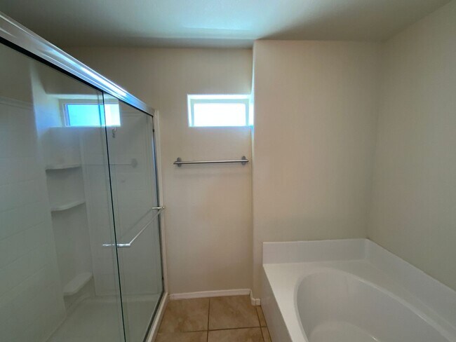 Building Photo - 4 Bedroom Home Available in Juan Tabo Hills!