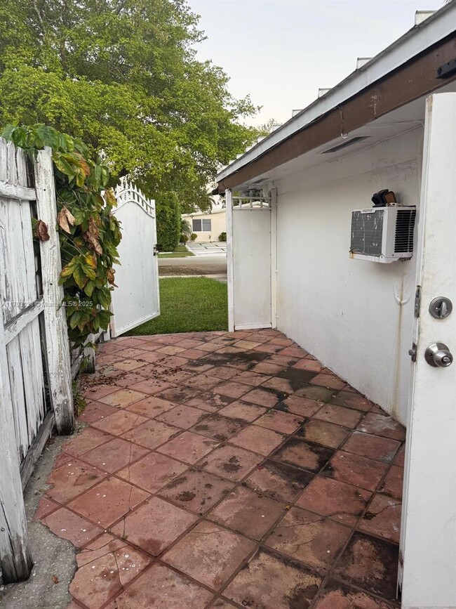 Building Photo - 18670 Belview Dr
