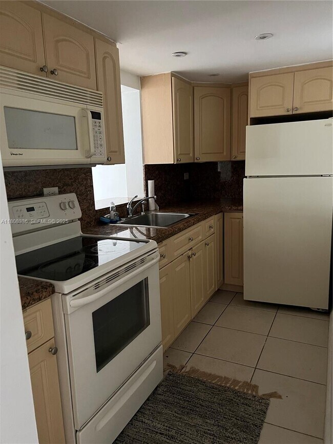 Building Photo - 1740 NW N River Dr