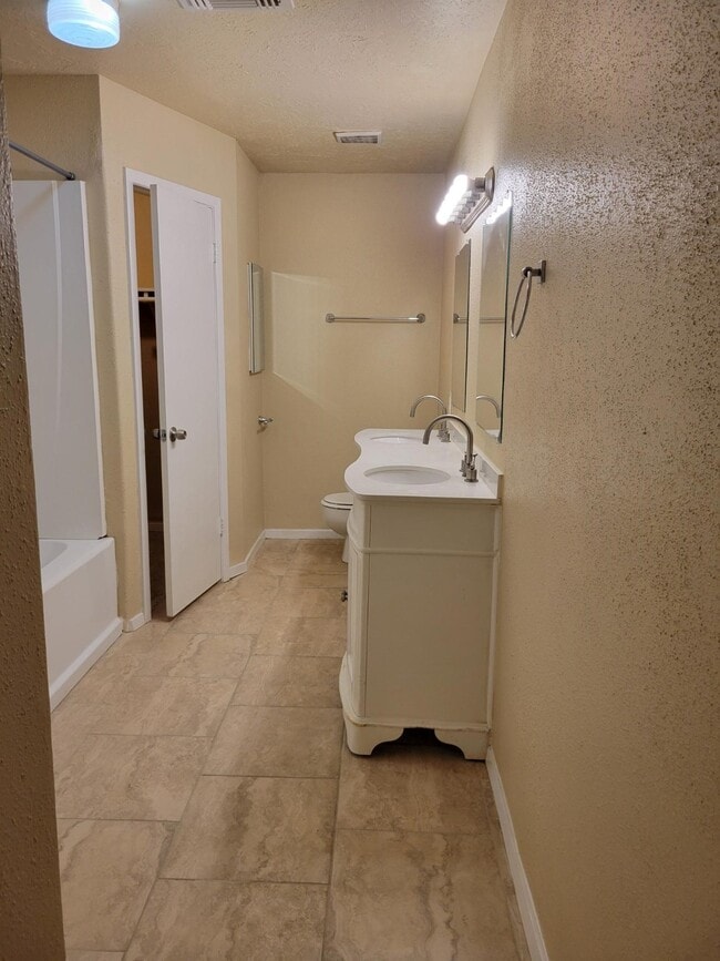 Building Photo - 11002 Longtom Ct