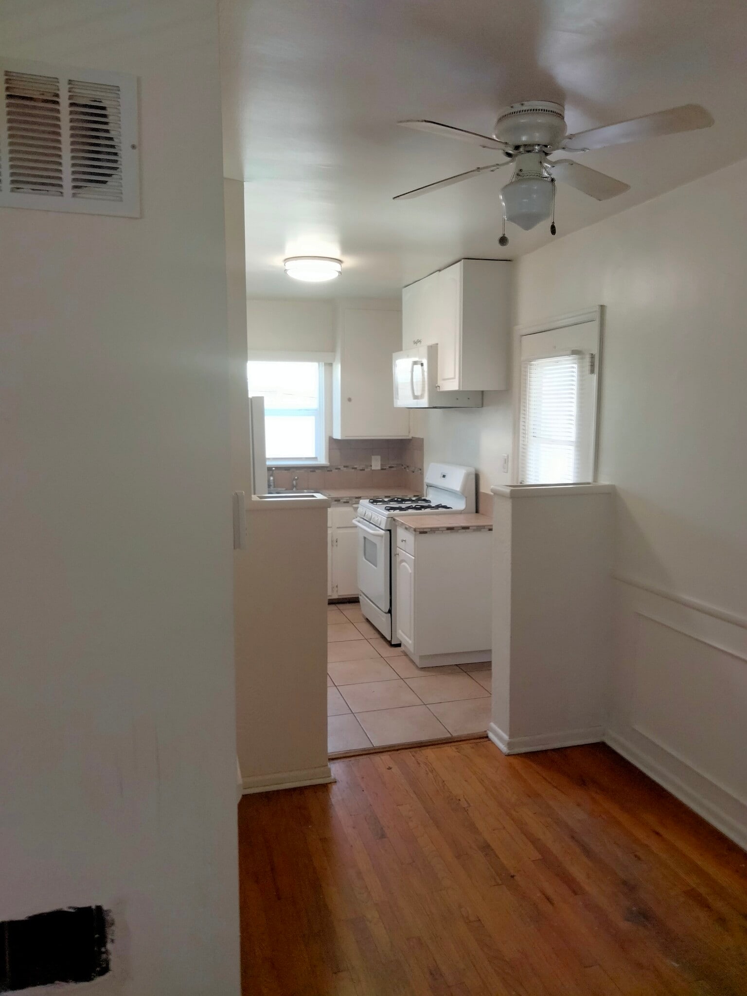 Kitchen - 1420 N Hollywood Way
