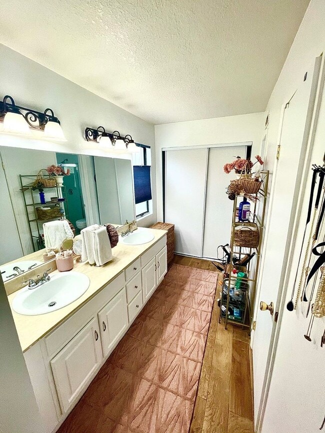 Building Photo - Charming 2 Bed, 2 Bath Carlsbad Home with ...
