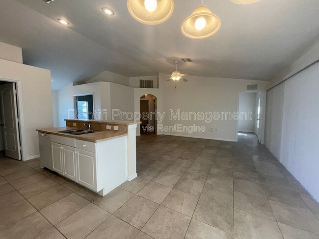 Building Photo - 1429 NE 5th Ave