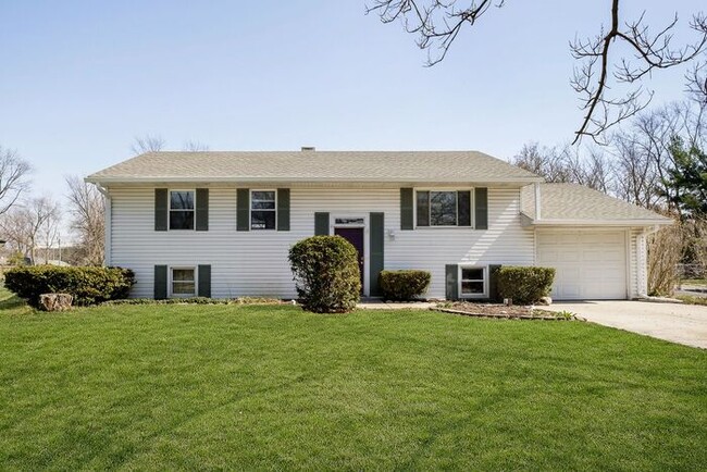 Primary Photo - 3 Bedroom Home With Spacious Fenced Yard i...