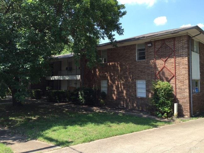 Front Exterior - 1201 N Elm St