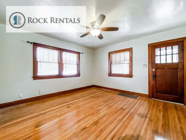 Building Photo - 2 Bed 1 Bath with Basement