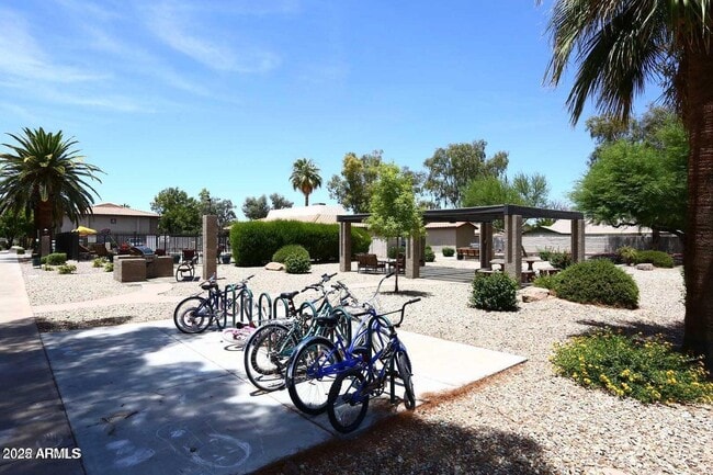 Building Photo - 1402 E Guadalupe Rd