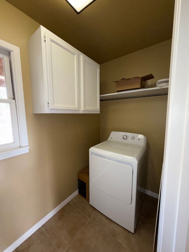 Building Photo - Spacious 3 Bedroom 2 Bath home AVAILABLE NOW!