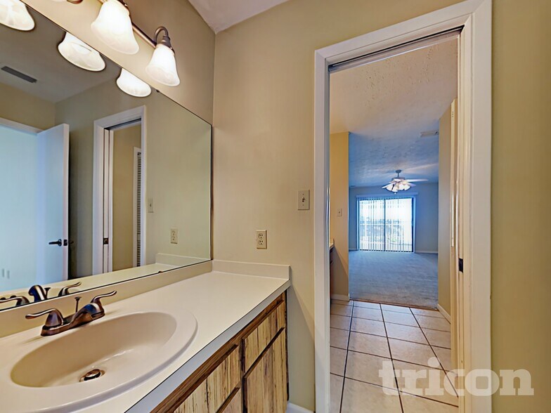 Building Photo - 610 Oakmoss Dr