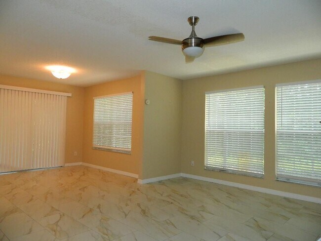 Building Photo - 672 Roaring Dr