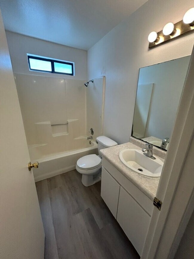 Building Photo - 3 Bedroom 2 Bathroom Home in Tulare!