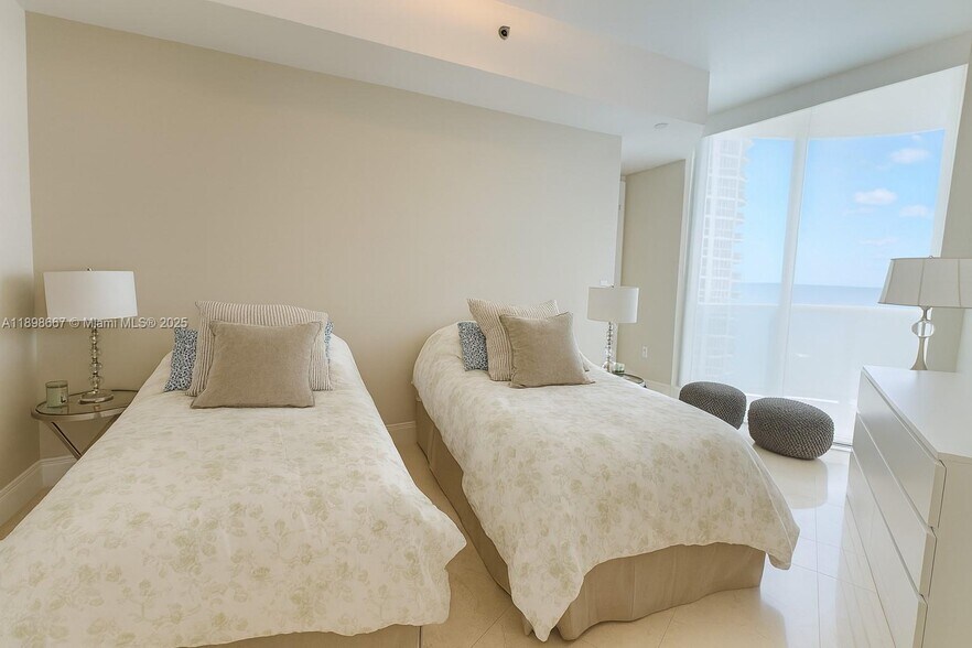 Building Photo - 15901 Collins Ave