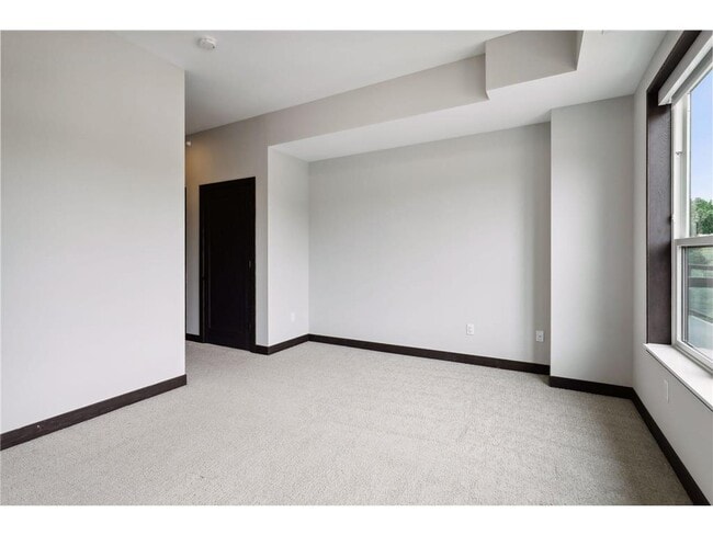 Building Photo - 253 Lake St E