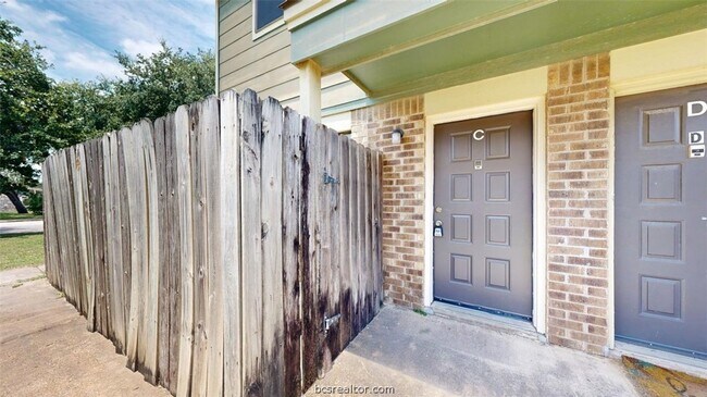Building Photo - 2807 Longmire Dr