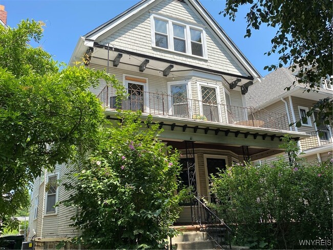 Primary Photo - 114 Russell St