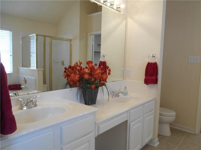 Building Photo - 3013 Foxhollow Dr