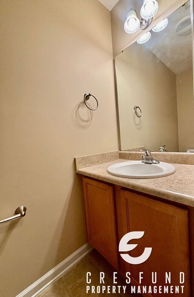 Building Photo - Spacious 3 Bed 2.5 Bath Townhouse - AVAILABLE FOR MOVE IN NOW!