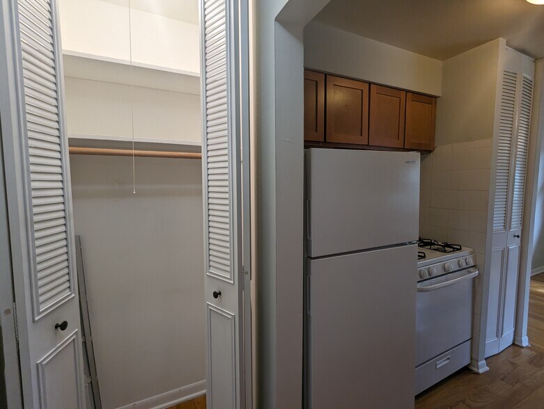 Building Photo - 502 W Briar Pl