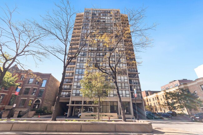 Building Photo - 1540 N La Salle Dr