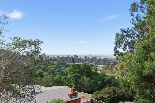 Building Photo - 4 Bed/2.5 Bath Multilevel Home with Amazing Views!