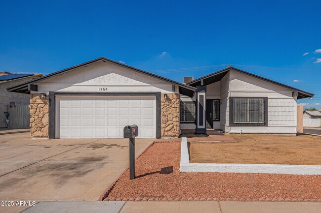 Building Photo - 1754 E Alta Vista Rd