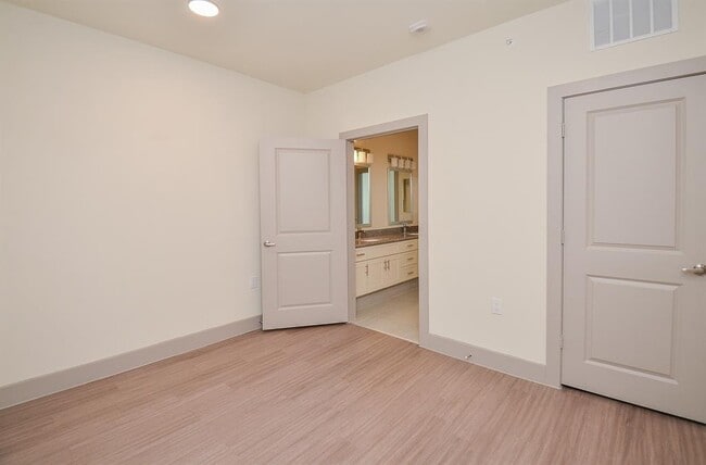 Building Photo - 6955 Turtlewood Dr